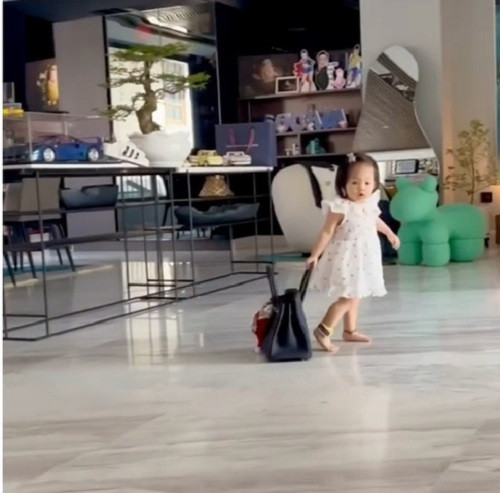 Theo đoạn video Đàm Thu Trang đăng tải, ái nữ Suchin phát quà Noel cho các thành viên trong gia đình.