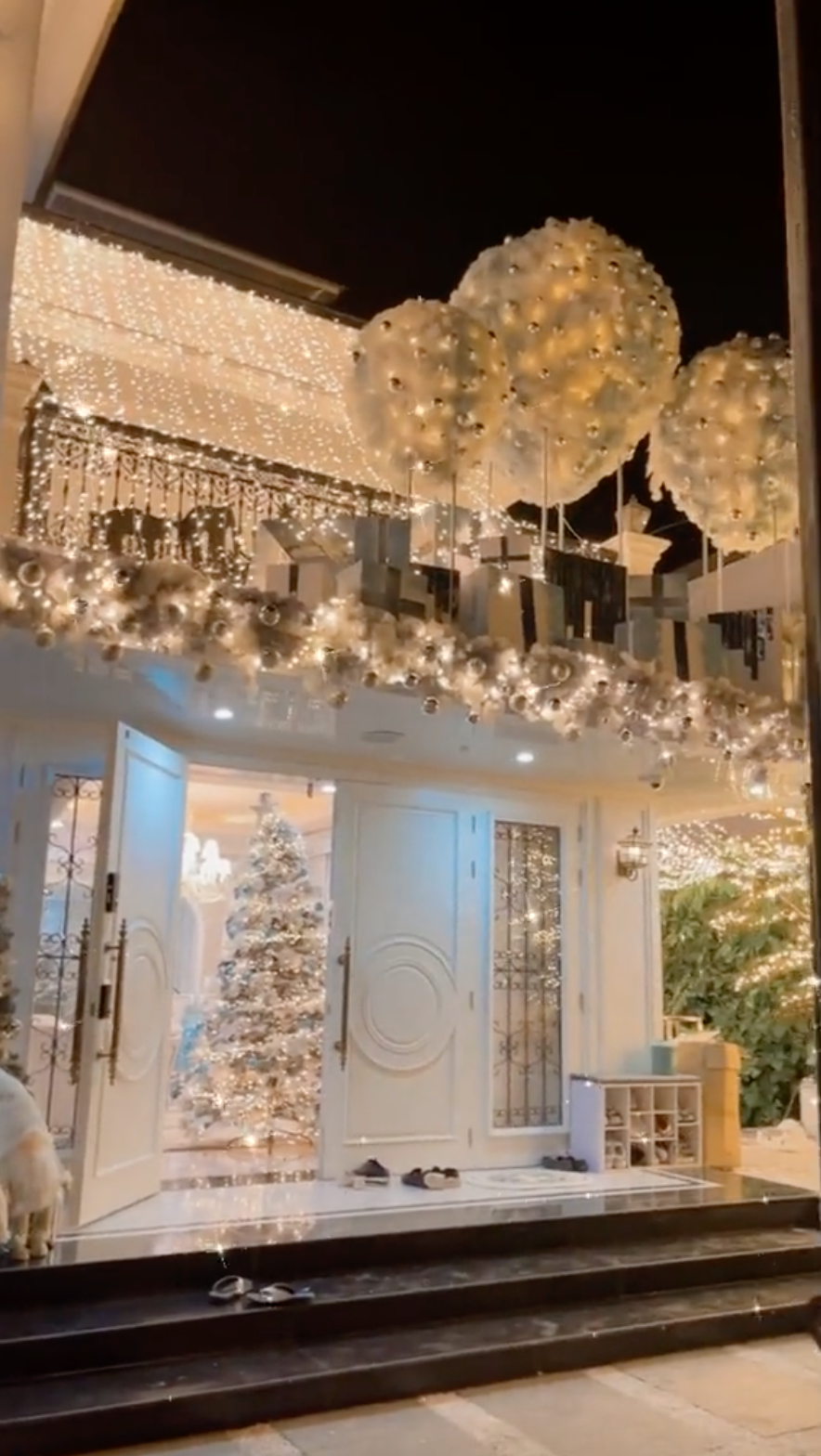 Mới đây, xuất hiện một đoạn video giới thiệu một căn biệt thự trang trí Giáng sinh hoành tráng như trung tâm thương mại khiến dân tình "loá mắt".