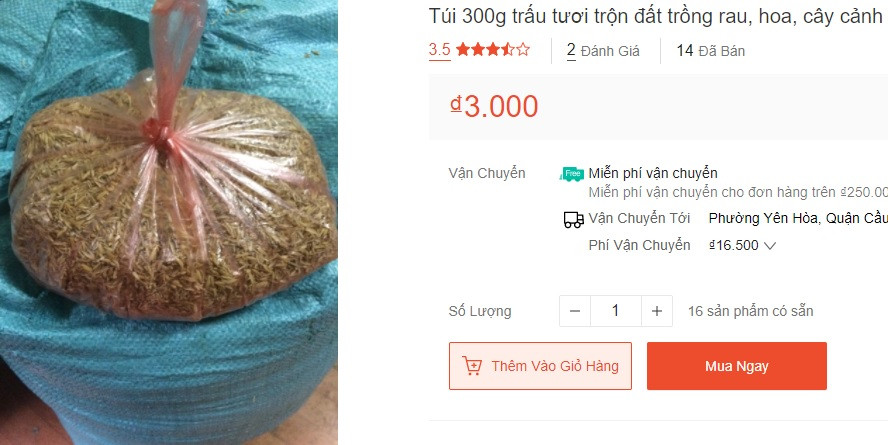 Túi trấu tươi 300g có giá 3.000 đồng. Sản phẩm này được những người làm vườn ở thành phố sử dụng để duy trì độ ẩm và tăng dinh dưỡng cho đất.