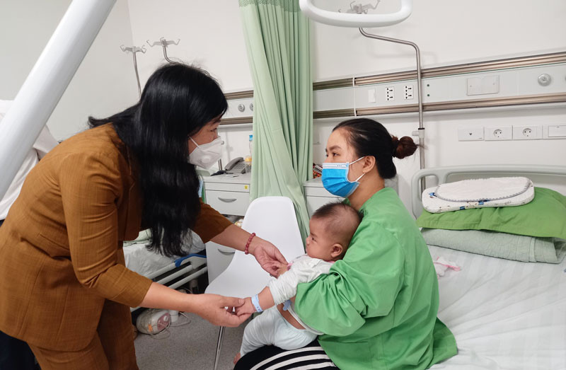 Tiem nham vac xin cho 18 tre so sinh: Tham, dong vien cac be