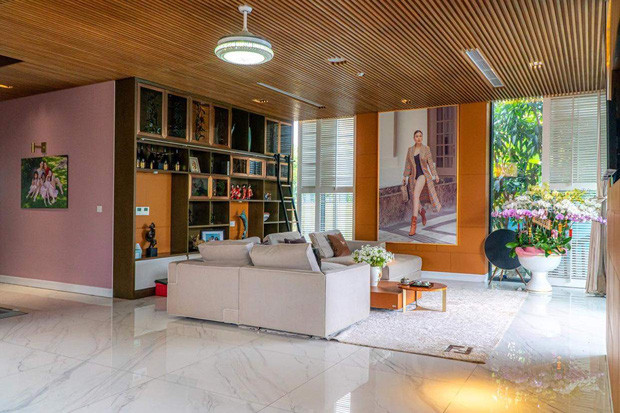 Nội thất bên trong nhà rất tinh tế và sang trọng với gam màu nhã nhặn. Nguồn ảnh; FBNV