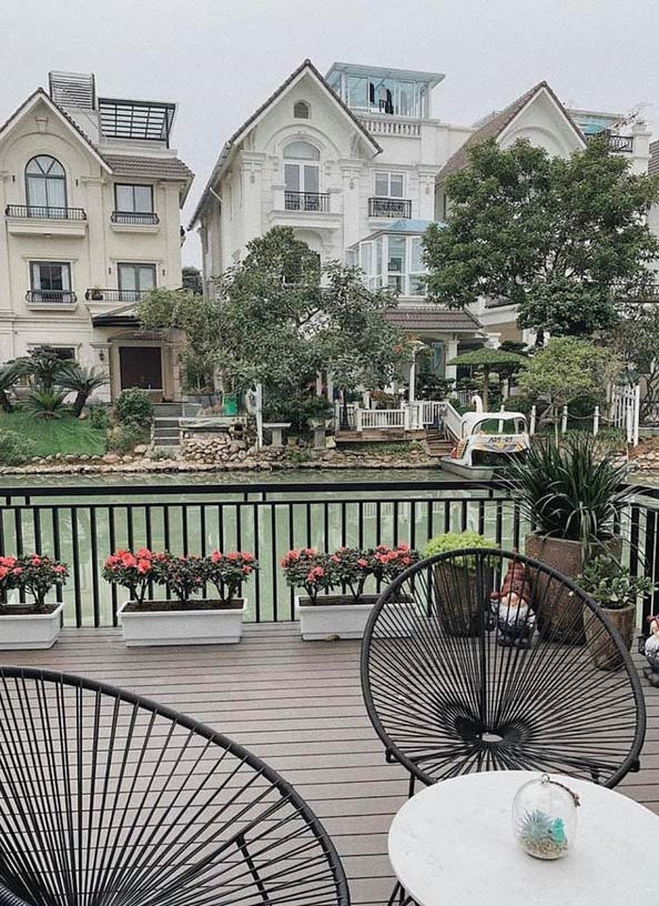 Trên trang cá nhân, Á hậu Tú Anh thường xuyên khoe những hình ảnh về tổ ấm của mình và chồng thiếu gia. Căn biệt thự của vợ chồng Tú Anh nằm cạnh một bờ sông rất lãng mạn ngay ở quận Long Biên, Hà Nội.