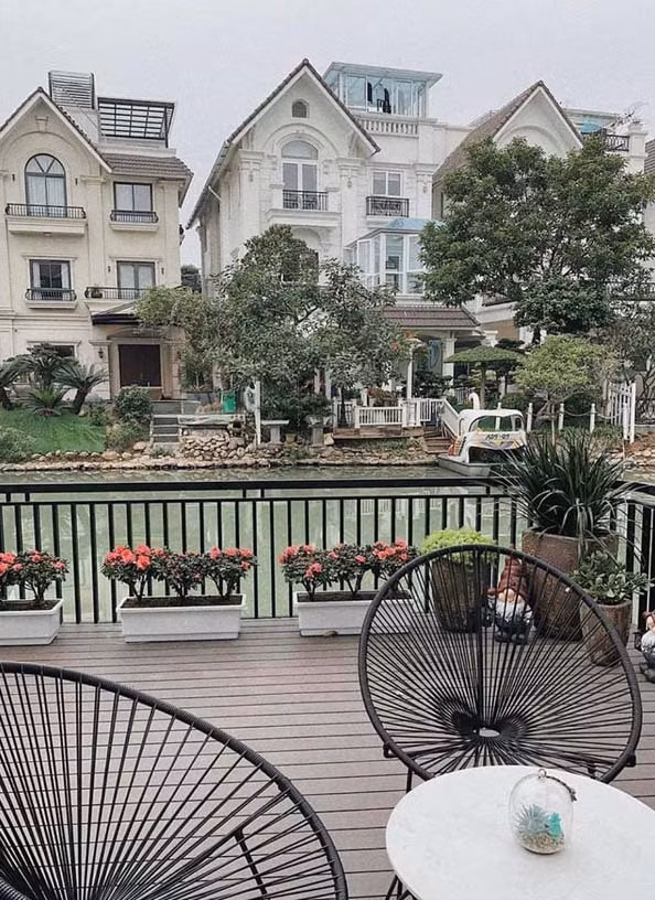 Trên trang cá nhân, Á hậu Tú Anh thường xuyên khoe những hình ảnh về tổ ấm của mình và chồng thiếu gia. Căn biệt thự của vợ chồng Tú Anh nằm cạnh một bờ sông rất lãng mạn ngay ở quận Long Biên, Hà Nội.