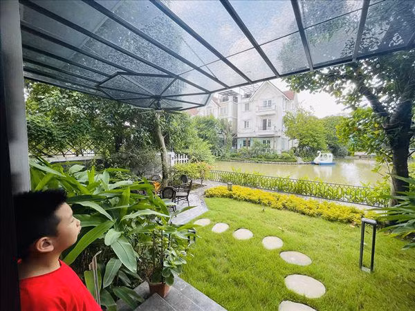 Từ bên trong nhà cũng có thể ngắm con sông ngay bên cạnh, tạo cảm giác thư thái.