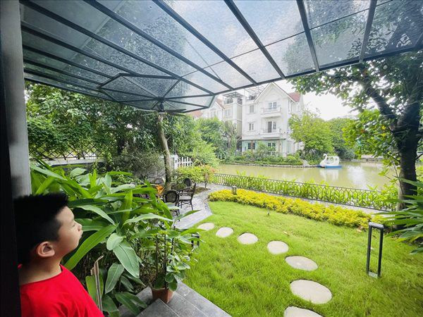 Từ bên trong nhà cũng có thể ngắm con sông ngay bên cạnh, tạo cảm giác thư thái.