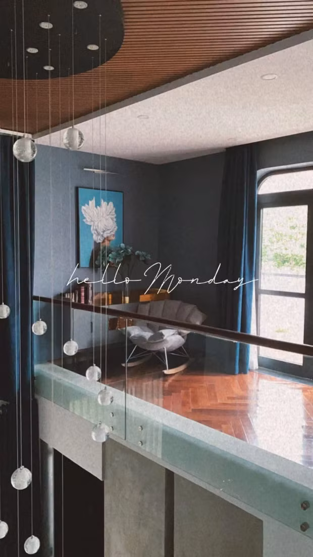 Tầng 1 và 2 của căn biệt thự cũng rất thoáng đãng nhờ giếng trời lớn.