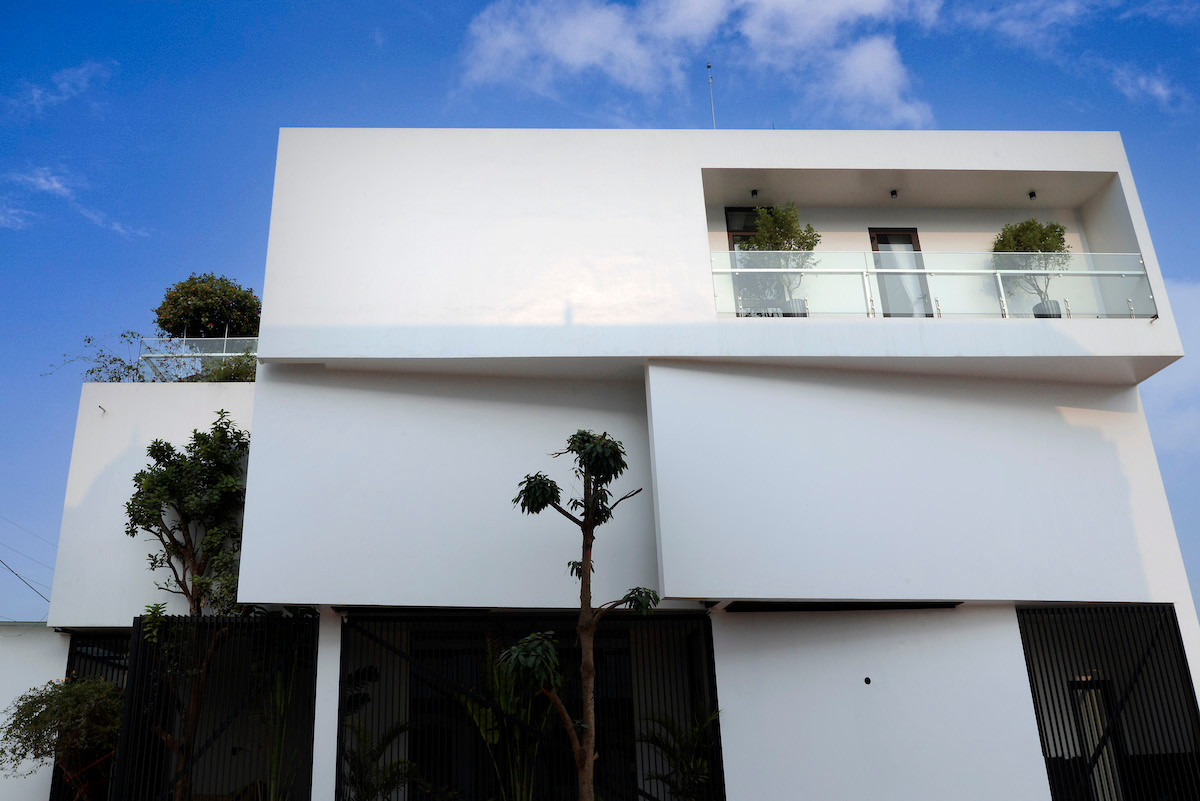 Do đó, bài toán cho KTS khi thiết kế nhà là làm sao có thể tận dụng tốt ưu thế 2 mặt tiên, song song với đó cần giải quyết vấn đề nắng nóng trực tiếp ở bên ngoài.