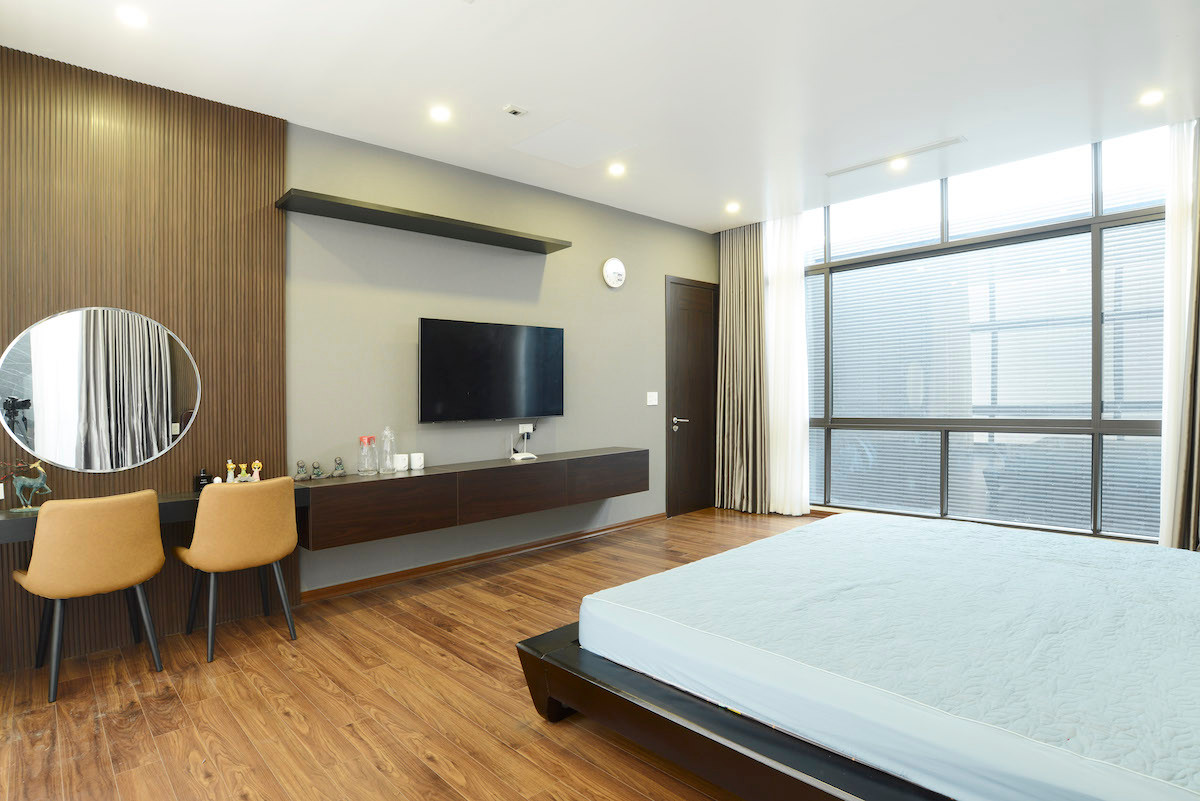 Trong phòng ngủ, các mảng tường chéo và mảng kính ngăn cách không gian phòng ngủ với bên ngoài tạo thành một khe hút gió.