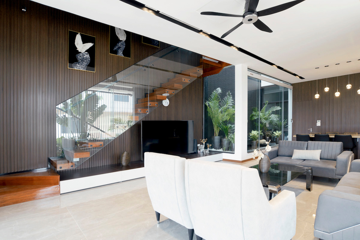 Đặc biệt, các không gian chức năng ở tầng một đều được kết nối với khoảng giếng trời ở phía Đông của công trình. Mọi vị trí ở tầng một đều có thể nhìn ra thác nước và đón những tia nắng hướng Đông.