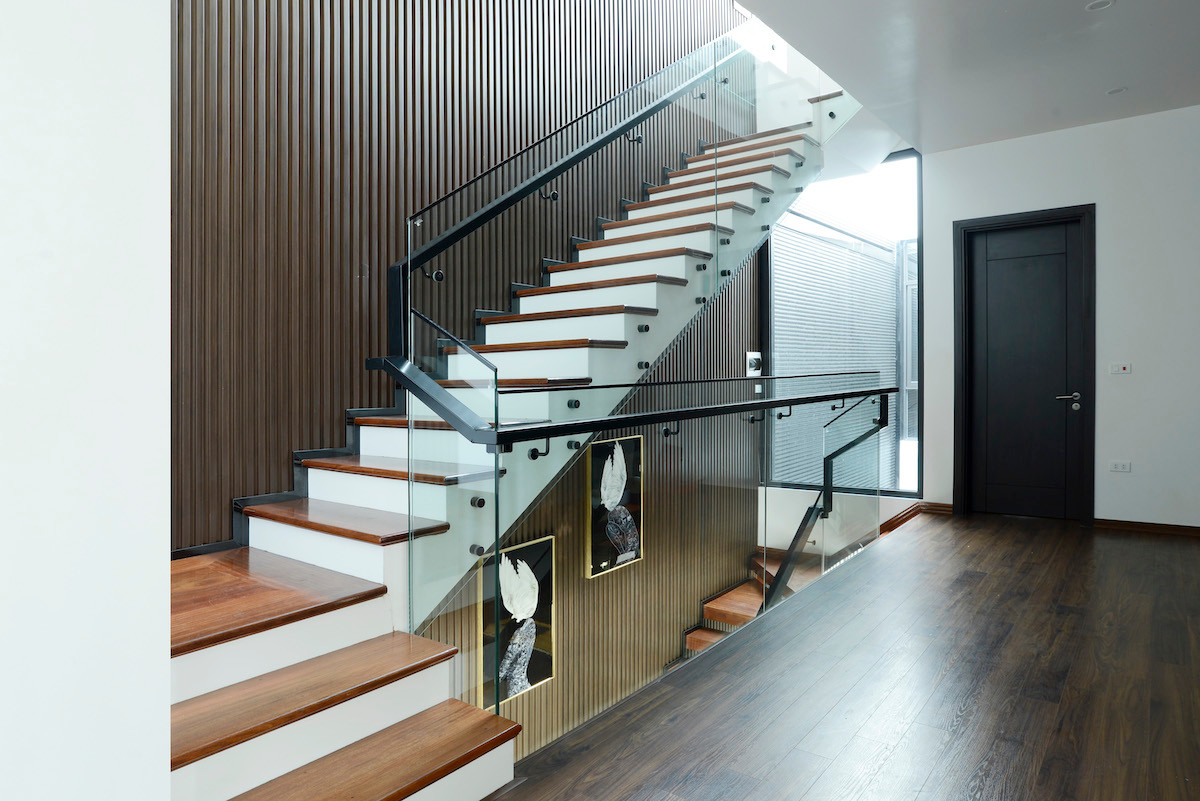 Trong phòng ngủ, các mảng tường chéo và mảng kính ngăn cách không gian phòng ngủ với bên ngoài tạo thành một khe hút gió.