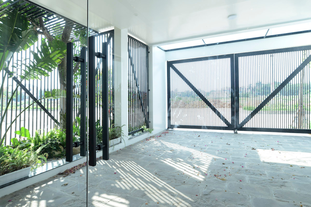 Khoảng đệm lớn kết hợp chỗ để xe giúp giảm thiểu khói bụi và tiếng ồn cho nhà phố. Nguồn ảnh: NguyenHieu ARC