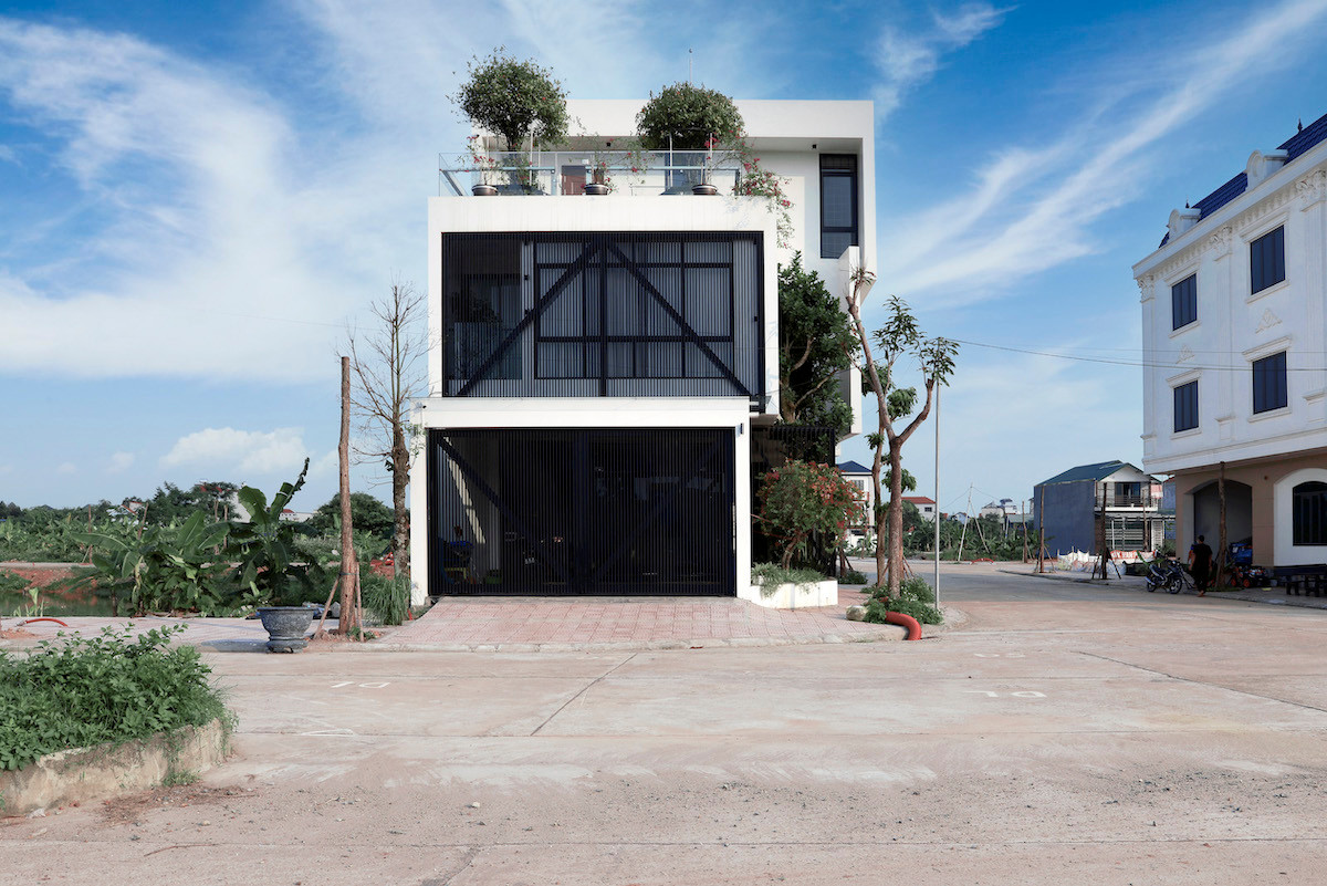 Tại không gian tầng một, một khoảng lùi lớn ở hướng Bắc vừa là sân để xe cũng như là khoảng đệm giữa không gian bên ngoài và phòng khách, nó giúp giảm đi khói bụi và tiếng ồn khi công trình tiếp giáp với đường lớn.