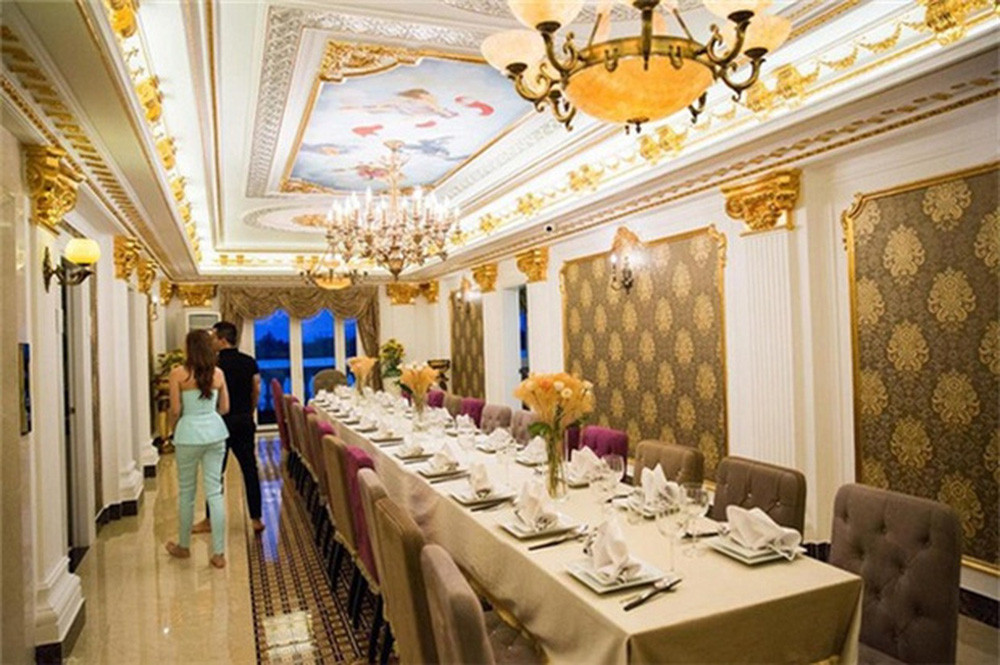 Các tầng đều được người đẹp ốp đá hoa cương, nhiều chi tiết được dát vàng đẹp mắt. Ảnh: Internet