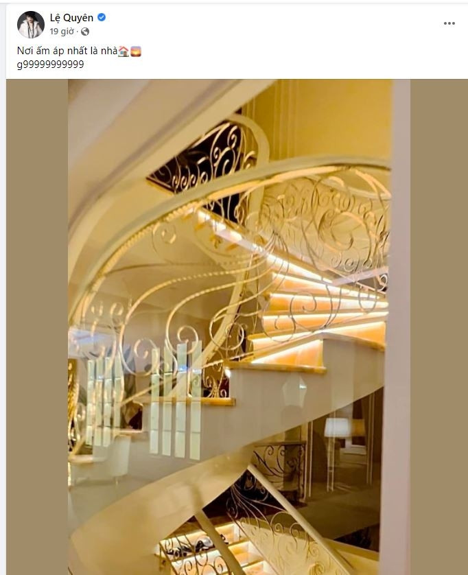 Chiếc cầu thang uốn lượn được mạ vàng lấp lánh khiến ai nấy đều trầm trồ, ngưỡng mộ. Ảnh: Instagram