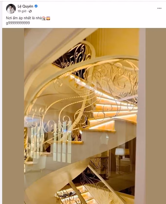 Chiếc cầu thang uốn lượn được mạ vàng lấp lánh khiến ai nấy đều trầm trồ, ngưỡng mộ. Ảnh: Instagram