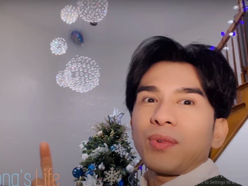 Anh cũng sắm sửa toàn bộ nội thất mới, từ ghế sofa đến đèn chùm. Ảnh chụp màn hình