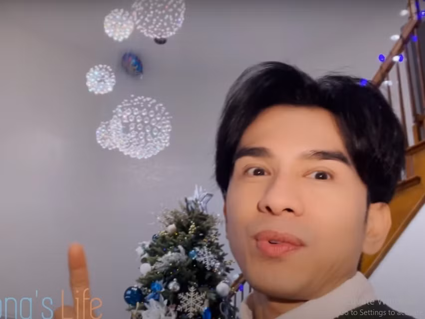 Anh cũng sắm sửa toàn bộ nội thất mới, từ ghế sofa đến đèn chùm. Ảnh chụp màn hình