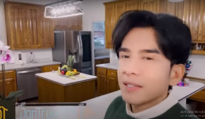 Nhà bếp tiện nghi với nội thất gỗ chủ đạo. Ảnh chụp màn hình