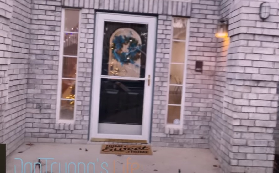 Ngôi nhà của Đan Trường mang phong cách cổ điển, gồm hai tầng và 4 phòng ngủ rộng rãi. Ảnh chụp màn hình