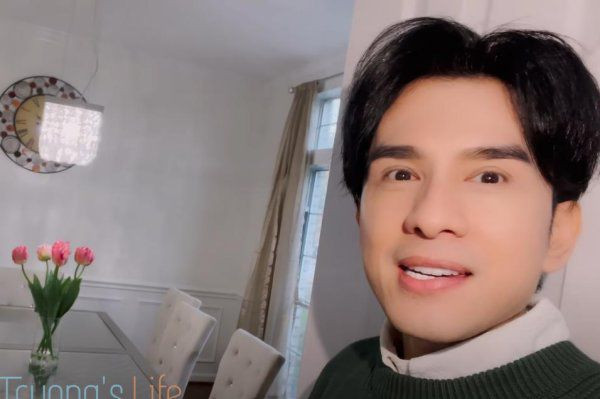 Nam ca sĩ tự tay chọn từng món đồ nội thất trang trí phù hợp với tông màu trắng. Ảnh chụp màn hình