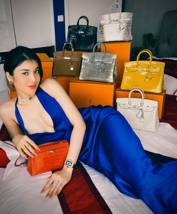 Không chỉ vậy, Lily Chen còn là "tay chơi hàng hiệu" của Vbiz khi sở hữu bộ sưu tập hàng hiệu đồ sộ, giá trung bình từ vài trăm triệu lên đến cả tỷ đồng. Ảnh: FBNV