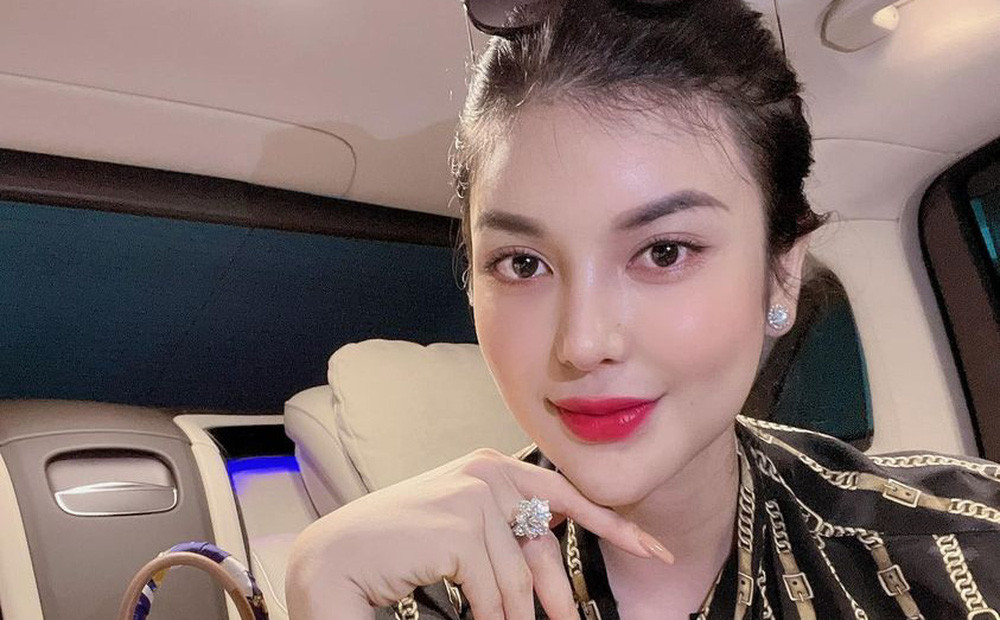 Sở hữu gương mặt xinh đẹp cùng giọng hát ngọt ngào, Lily Chen được người hâm mộ ưu ái gọi với biệt danh "ngọc nữ Bolero". Ngoài ca hát, Lily Chen lấn sân sang lĩnh vực diễn xuất, người mẫu và kinh doanh. Ảnh: FBNV