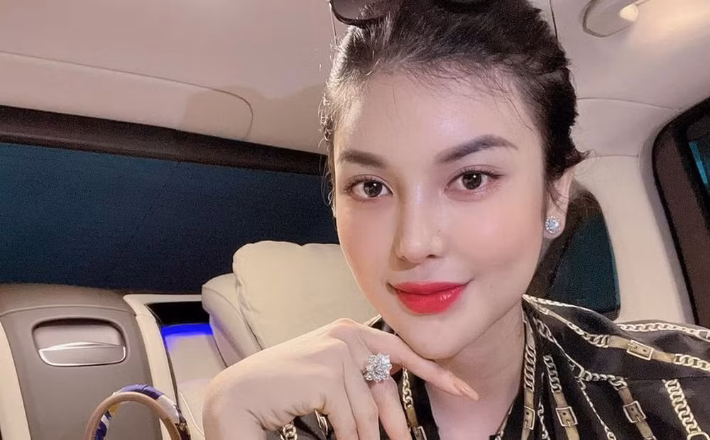 Sở hữu gương mặt xinh đẹp cùng giọng hát ngọt ngào, Lily Chen được người hâm mộ ưu ái gọi với biệt danh "ngọc nữ Bolero". Ngoài ca hát, Lily Chen lấn sân sang lĩnh vực diễn xuất, người mẫu và kinh doanh. Ảnh: FBNV