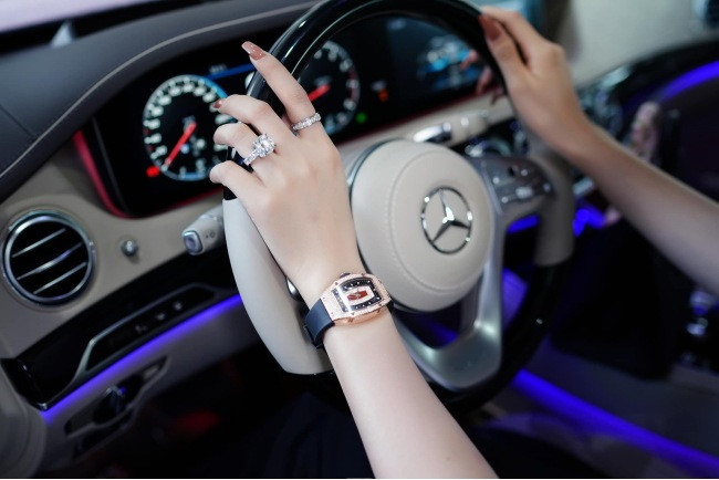 Bên cạnh túi xách, Lily Chen còn sở hữu chiếc Richard Mille RM007 gold ladies nạm kim cương trị giá hàng tỷ đồng. Ảnh: FBNV