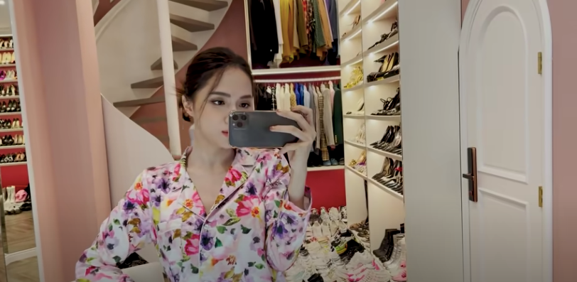 Mới đây, Hoa hậu Hương Giang khiến người xem không khỏi ngỡ ngàng khi khoe một góc trong phòng thay đồ tại căn biệt thự triệu đô. Ảnh chụp màn hình