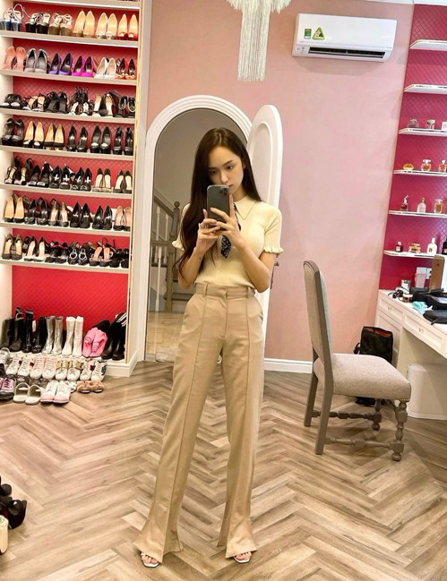 Góc phòng thử đồ của Hương Giang được sắp xếp một cách ngăn nắp, gọn gàng và có tầng 2 để người đẹp thoải mái hơn trong việc lựa chọn trang phục. Ảnh: FBNV