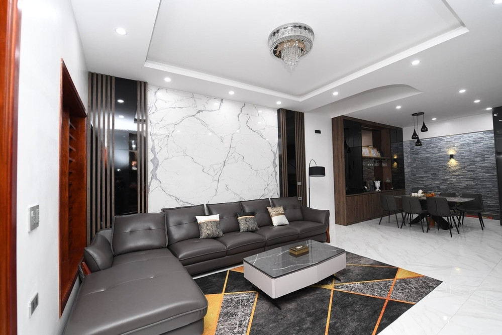 Nội thất sử dụng gỗ công nghiệp kết hợp acrylic gương bóng. Ảnh: iOne