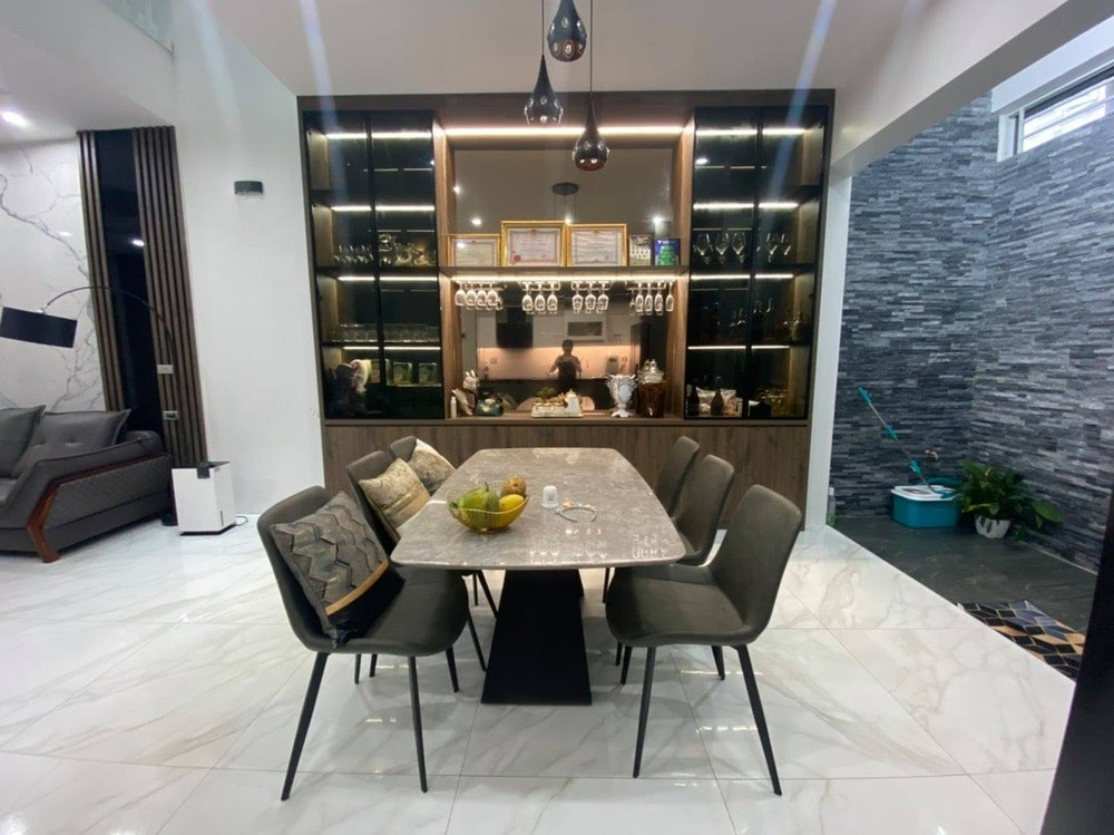 Không gian đặt bàn ăn khá rộng rãi. Đây cũng là khu vực đội trưởng ĐTVN trưng bày các thành tích trên sân cỏ. Ảnh: iOne