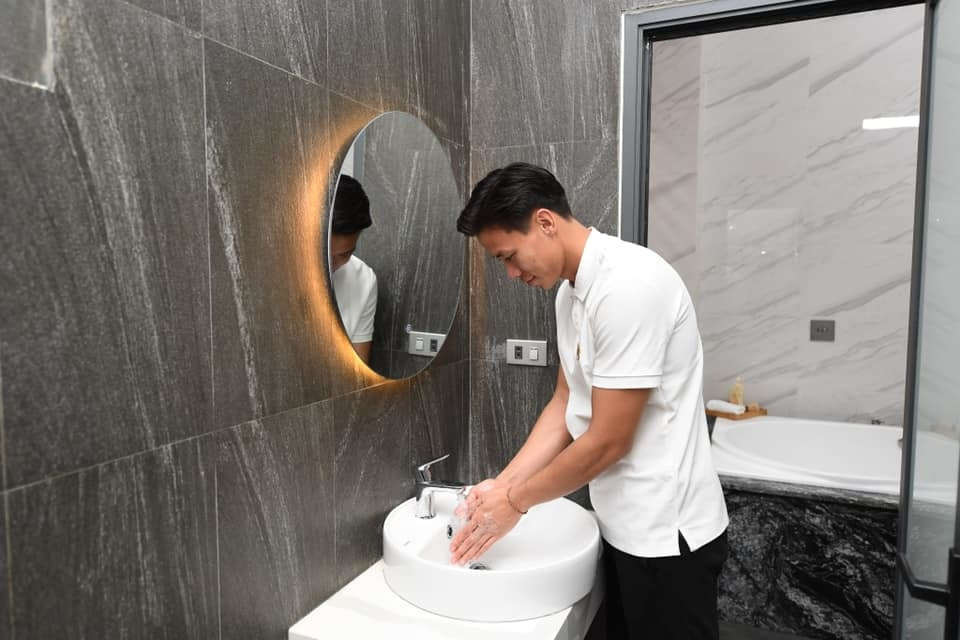 Trong phòng tắm, trung vệ Quế Ngọc Hải mạnh tay chi tiền mua thiết bị từ các thương hiệu cao cấp. Ảnh: iOne