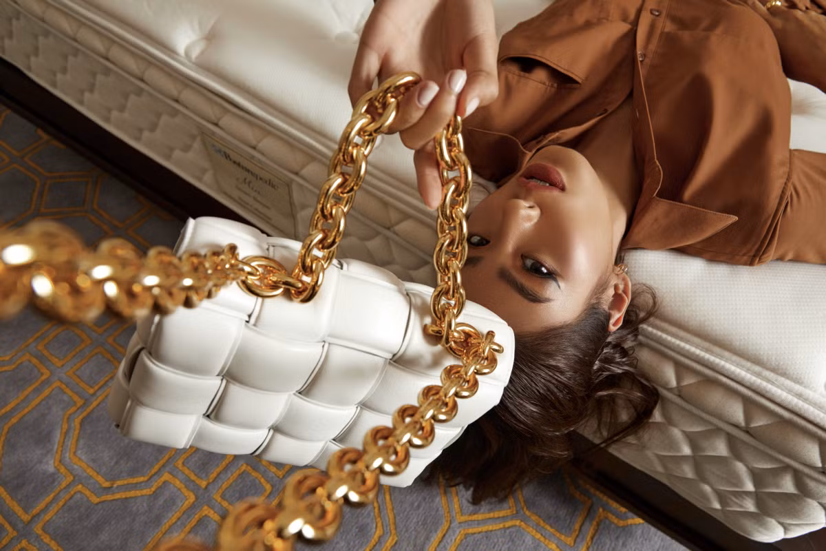 Đầu năm 2021, Thảo Nhi Lê tậu hai chiếc túi cassette đến từ "ông lớn" Bottega Veneta. Trong đó, chiếc túi trắng The Chain Cassette với dây xích vàng giá 3.990 USD (khoảng 92 triệu đồng). Ảnh: iOne