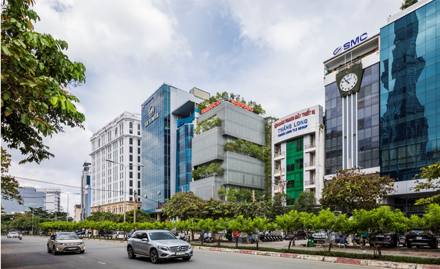 Tọa lạc tại một khu vực mới phát triển ở TP HCM, công trình là trụ sở chính và phòng trưng bày của một tập đoàn chuyên sản xuất kinh doanh thiết bị điện và vật tư xây dựng.