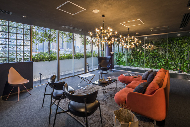 Không giống như những phòng trưng bày bình thường khác, công trình được yêu cầu một khu vực chung để phục vụ như một nền tảng cho cộng đồng và hoạt động sáng tạo.