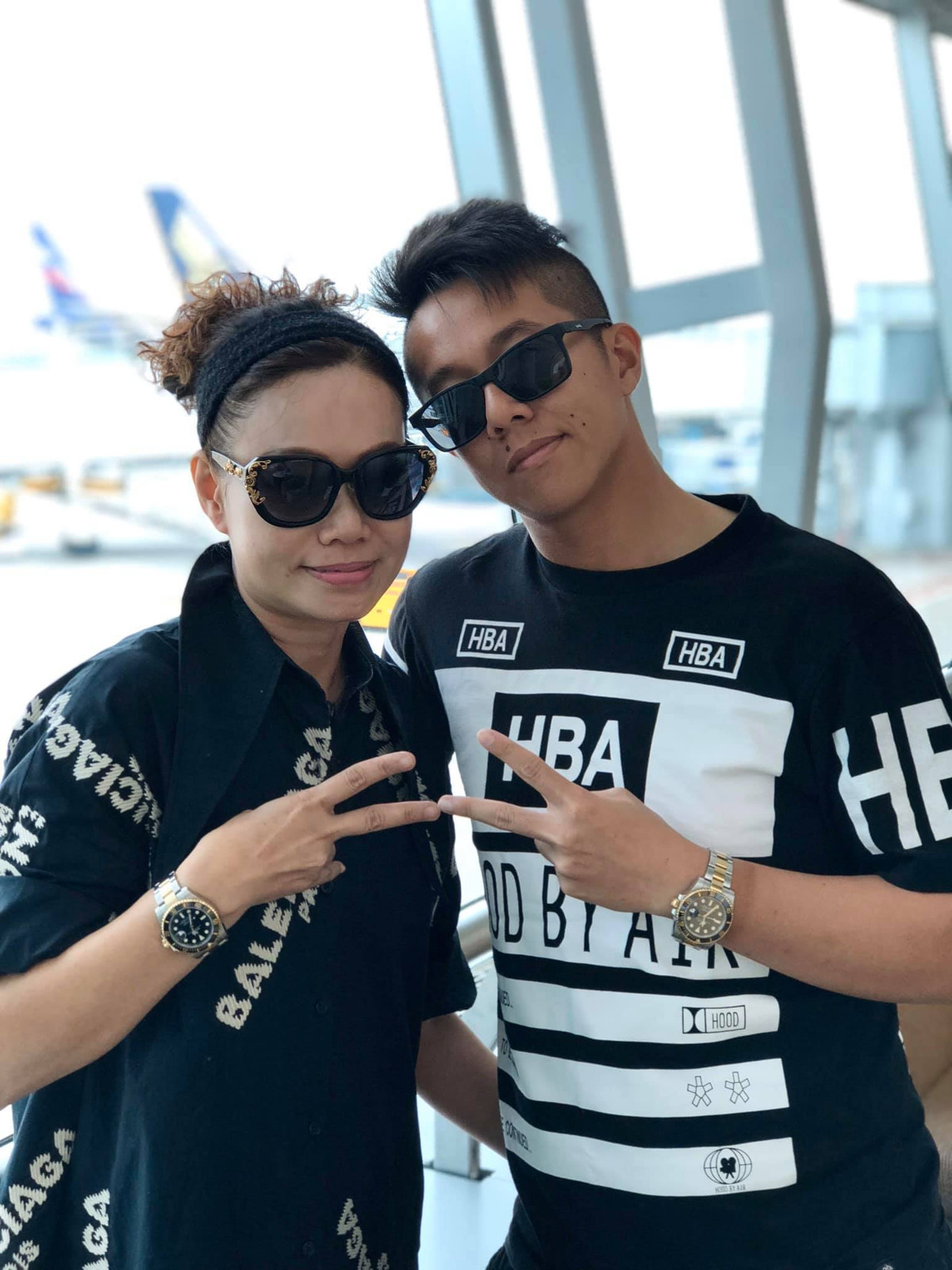 Trong một tấm hình chụp cùng con trai, mẹ Matt Liu khoác lên mình chiếc áo sơ mi đen đến từ thương hiệu Balenciaga, trên tay thì đeo đồng hồ đắt giá. Ảnh: Internet