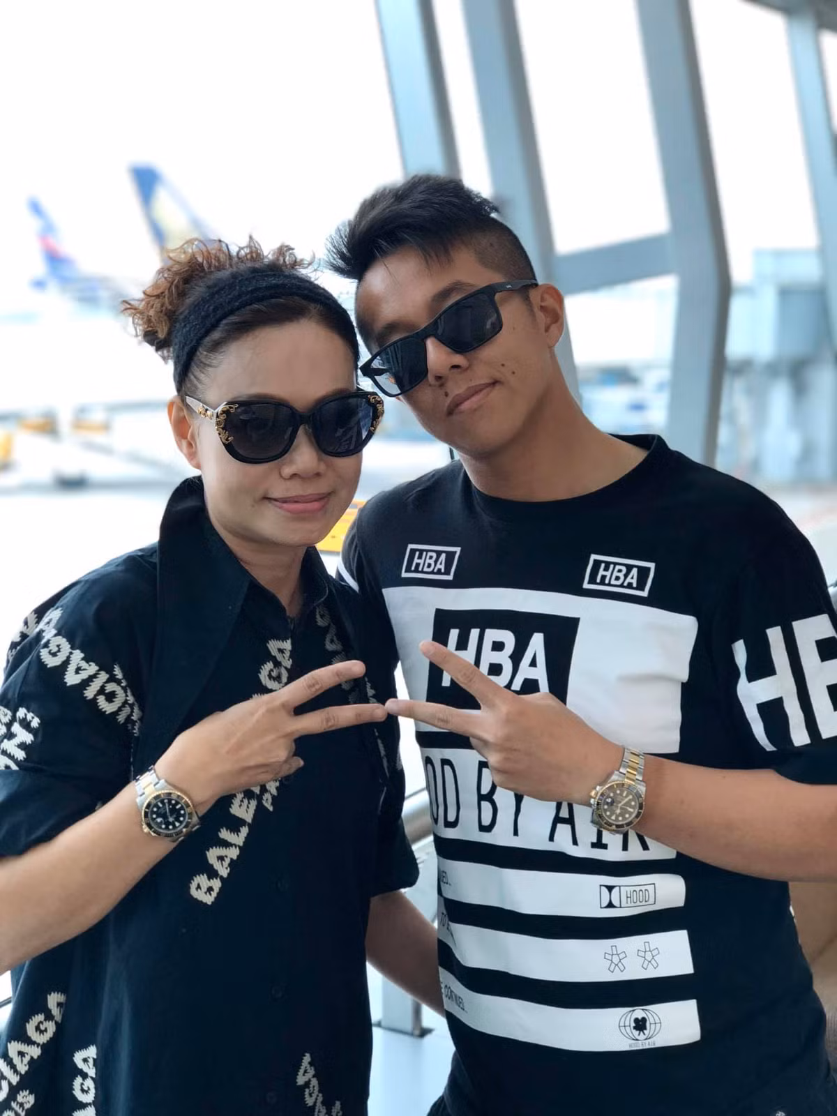 Trong một tấm hình chụp cùng con trai, mẹ Matt Liu khoác lên mình chiếc áo sơ mi đen đến từ thương hiệu Balenciaga, trên tay thì đeo đồng hồ đắt giá. Ảnh: Internet