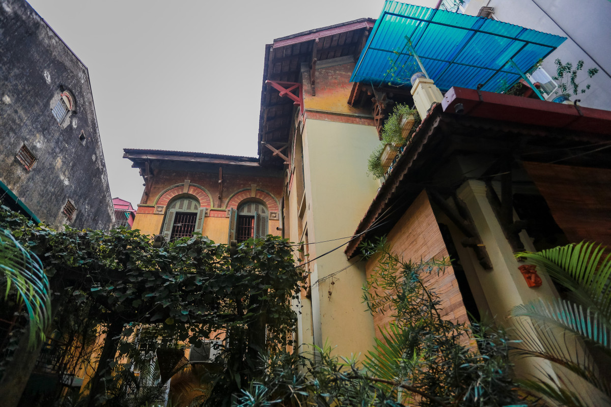 Năm 1940, sau khi sang Pháp định cư, cụ Ngô Văn Phú bán lại ngôi biệt thự cho “ông trùm” ngành in Vũ Đình Hiên. Sau khi cụ Hiên qua đời, ngôi nhà được chia cho 8 người con cùng sinh sống hòa thuận. Ảnh: Dân trí