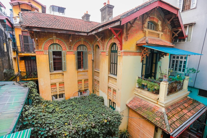 Nằm giữa trung tâm Hà Nội, ngôi biệt thự Pháp cổ (172 Quán Thánh, Ba Đình, Hà Nội) nổi bật bởi kiến trúc độc đáo. Chủ nhân đầu tiên của căn biệt thự là cụ Ngô Văn Phú, một kiến trúc sư người Việt. Cụ Phú cũng là người tự tay thiết kế và thi công ngôi nhà này. Ảnh: Dân trí