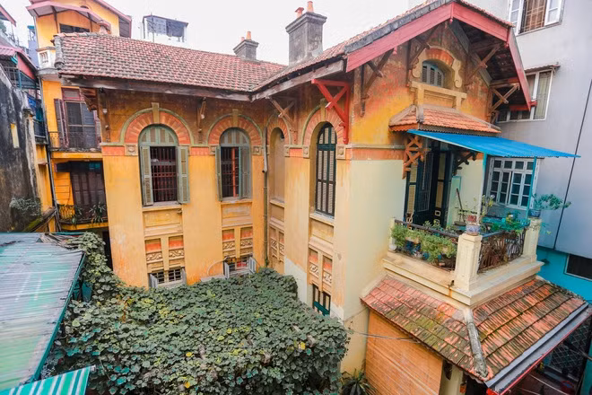 Nằm giữa trung tâm Hà Nội, ngôi biệt thự Pháp cổ (172 Quán Thánh, Ba Đình, Hà Nội) nổi bật bởi kiến trúc độc đáo. Chủ nhân đầu tiên của căn biệt thự là cụ Ngô Văn Phú, một kiến trúc sư người Việt. Cụ Phú cũng là người tự tay thiết kế và thi công ngôi nhà này. Ảnh: Dân trí