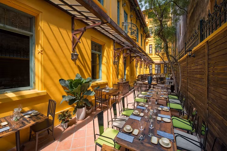 Nhiều năm trước, ngôi biệt thự này được một chuỗi nhà hàng thuê để bán đồ ăn uống. Ảnh: Doanh nghiệp &amp; tiếp thị.