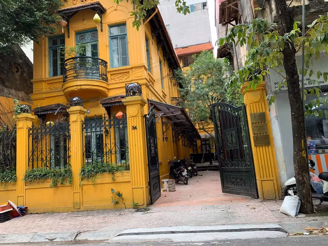 Căn biệt thự được xây theo kiểu Pháp và được UBND TP Hà Nội ghi nhận là một trong những căn nhà cổ đẹp và nguyên vẹn nhất của thành phố, được bảo tồn và giữ gìn như một tác phẩm nghệ thuật. Ảnh: Doanh nghiệp &amp; tiếp thị