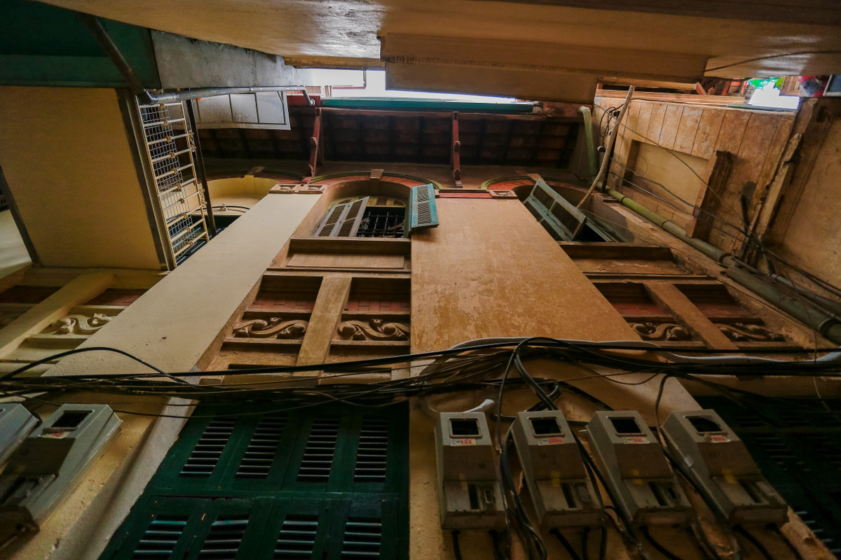 Căn biệt thự cổ có hai mặt tiền, rộng khoảng 1.000 m2 và có 2 phần tách biệt là nhà ở và sân vườn. Riêng ngôi nhà có diện tích 400m2, gồm 2 tầng. Ảnh: Dân trí