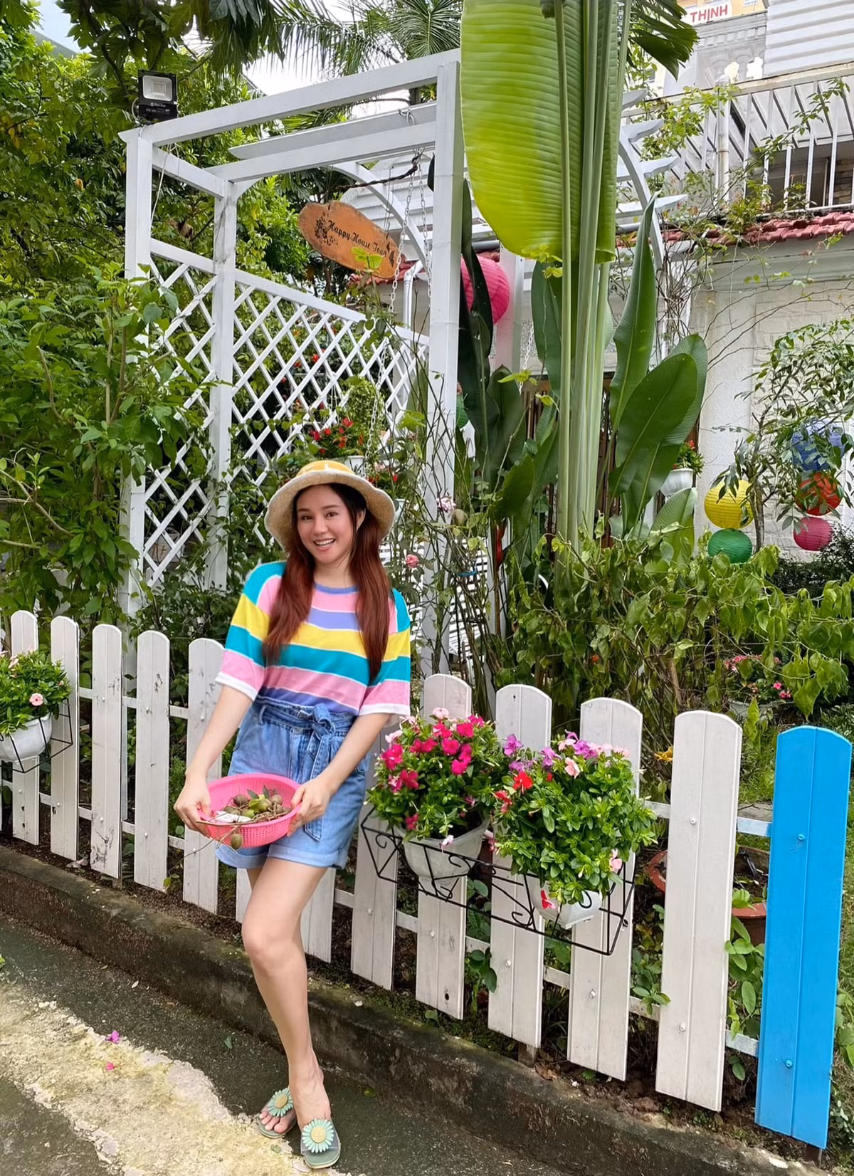 Ca sĩ Vy Oanh cho biết rất yêu thích thiên nhiên nên xung quanh biệt thự đều được bố trí khéo léo với những khóm hoa tươi và cây xanh.