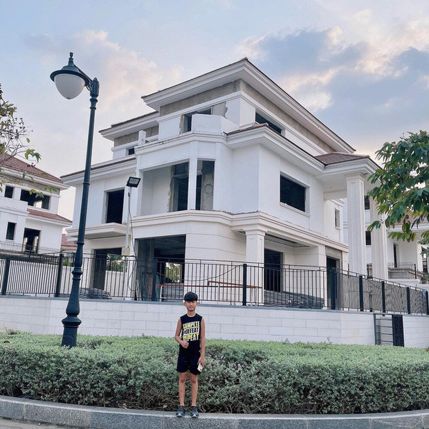Sau khi bố mẹ ly hôn, Kỳ Anh chuyển về sống trong căn biệt thự to như lâu đài được đại gia Đức Huy hé lộ là "nhà cho con lấy vợ". Ảnh: FBNV