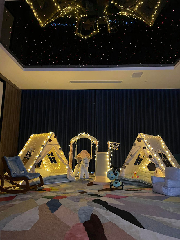 Trong nhà còn có khu vui chơi cho anh em Subeo - Suchin. Ảnh: FBNV