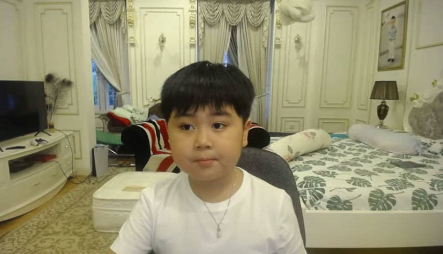 Thời gian gần đây, thiếu gia nhỏ tuổi này lập kênh YouTube riêng, thỉnh thoảng đăng tải một số video tiết lộ không gian sống của mình. Trong 1 clip, có thể thấy phòng ngủ riêng của cậu bé 9 tuổi rộng thênh thang. Ảnh chụp màn hình