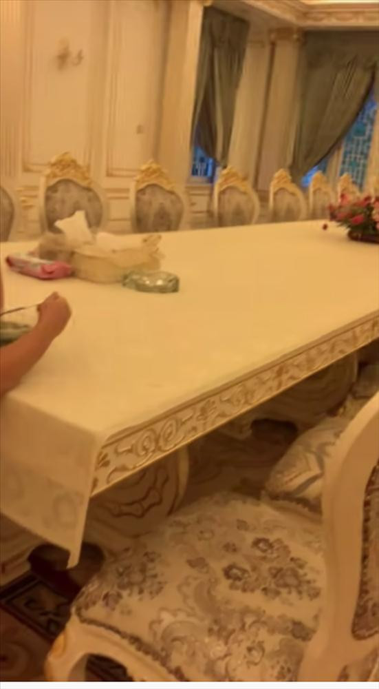 Trong một video khác, khoảnh khắc phòng bếp nhà cậu bé Hằng Hữu với bàn ăn dài dằng dặc cũng khiến dân tình phải chú ý. Ảnh chụp màn hình