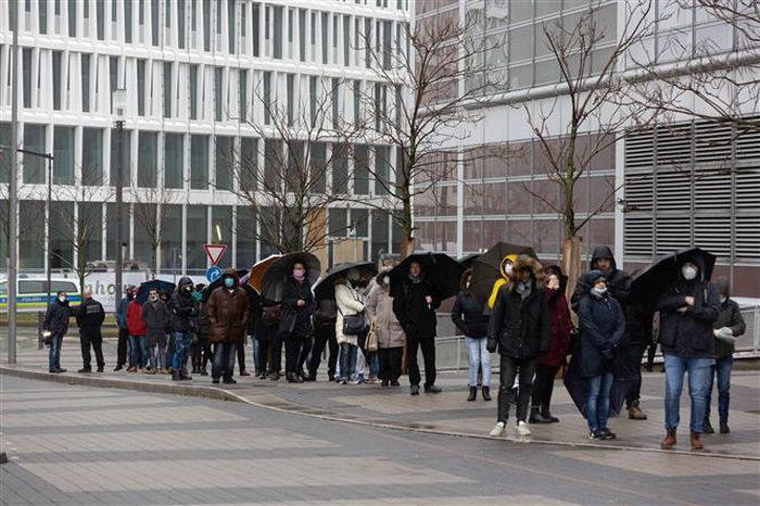 COVID-19 toi 6 gio ngay 2/12: My lai vuot 100.000 mac moi/ngay